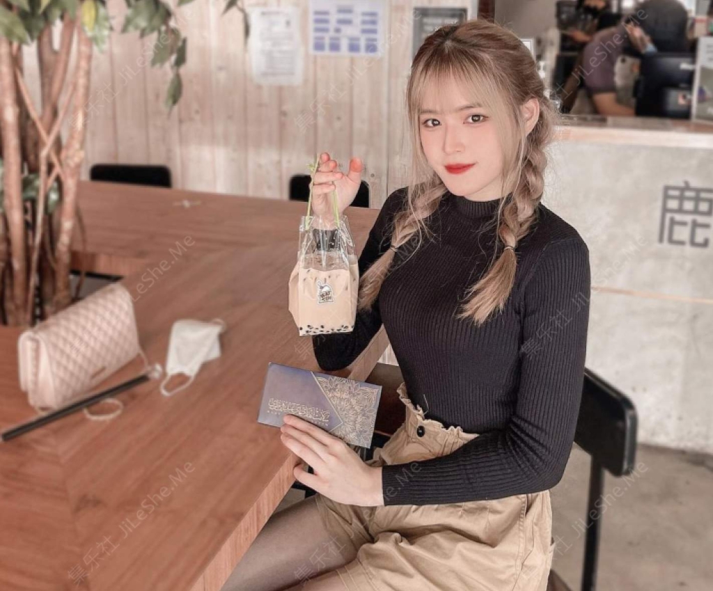 堪比果条全网独家首发网络招聘❤️模特视频面试被泄露流出杨X琳360度裸露特写，附生活照-集乐社