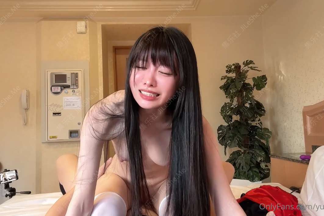 最美媚态蜜汁嫩鲍美少女▌Yua▌白丝水手服 被男友玩具尽情玩弄 大屌爆肏嫩穴 高潮一波又一波 【1v/1.29G】-集乐社