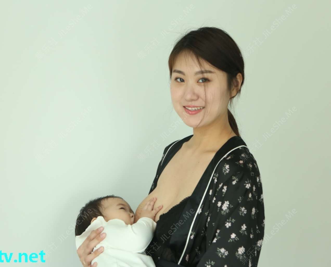 【人妻喂奶系列】绝美少妇喂奶写真，角度完美【46MB】-集乐社