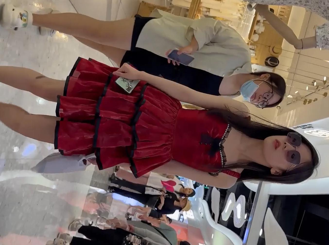 大神偷拍美女裙底风光❤️KFC ⭐年度精品.极品学生妹无内贴逼拍摄骚逼白色液体流出-集乐社