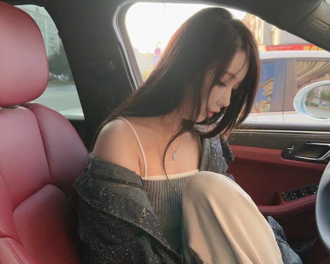 twitter 开保时捷的隔壁王某某和露脸长腿女神各种打炮集合【1V/869MB】-集乐社