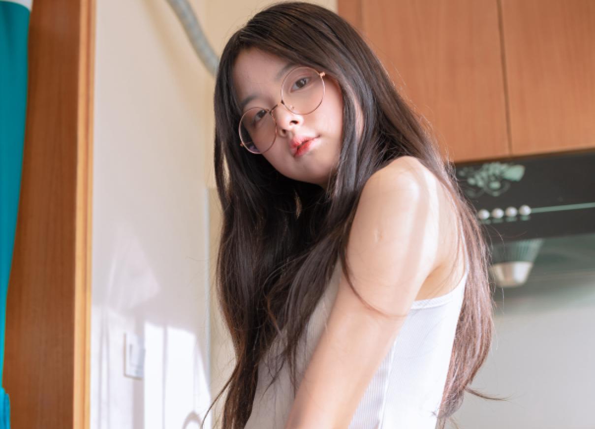 素人渔夫万元内部私定【林书辞】眼镜清纯美少女可爱草莓透明内裤，丝袜手足交自摸，画面相当诱惑【53P+1V/2.79GB】-集乐社