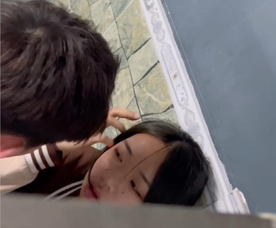 吃瓜！大学同学KTV聚会，你俩可倒好在厕所就干上了，在厕所做爱还被偷拍了！【33MB】-集乐社