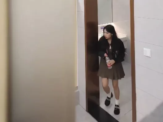 商场女厕偷拍短裙妹纸❤️潮湿略带海咸味的鲜嫩鲍鱼【97MB】-集乐社