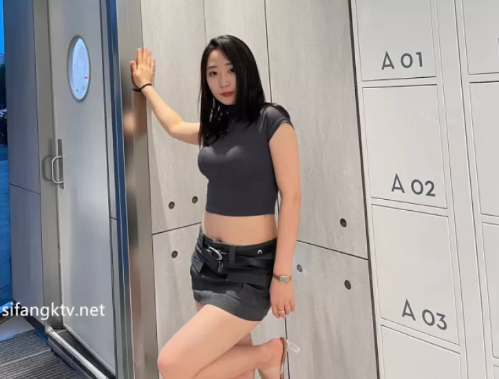 【反差婊子】，江苏良家小娇妻，【苗芳芳】，幸福的一对小夫妻，老公艳福不浅，时尚都市丽人，回到家中各种情趣黑丝高跟，屌爆了-集乐社