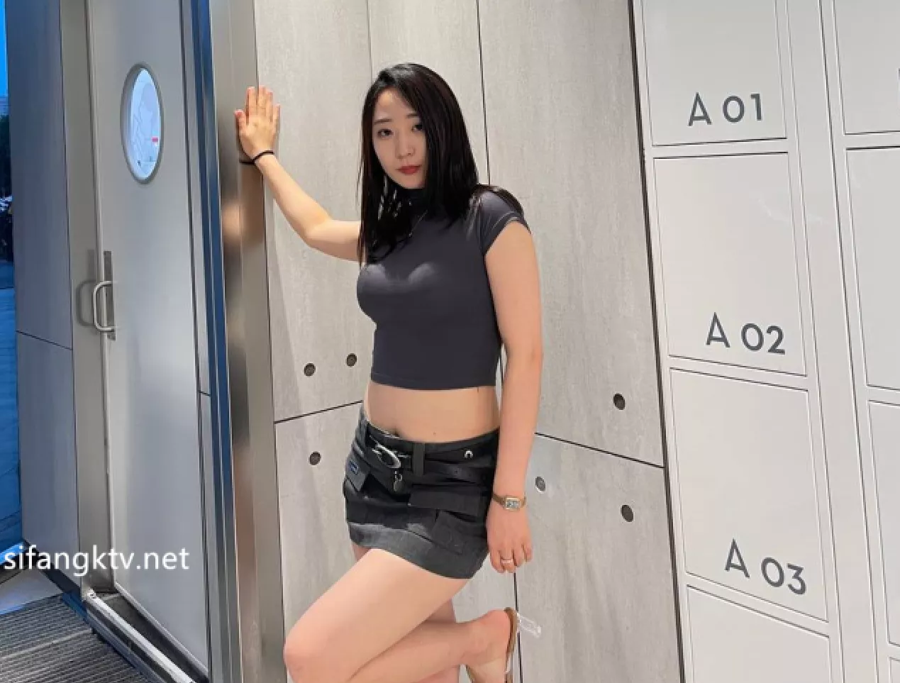 【反差婊子】，江苏良家小娇妻，【苗芳芳】，幸福的一对小夫妻，老公艳福不浅，时尚都市丽人，回到家中各种情趣黑丝高跟，屌爆了-集乐社
