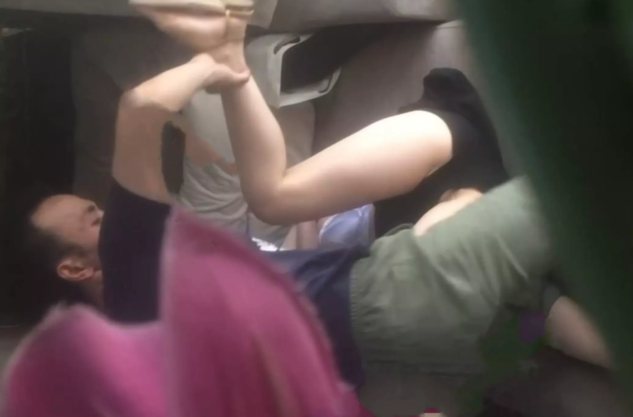 ❤️王者泄密❤️美少妇连打带喊反抗被按在沙发强上❤️-集乐社