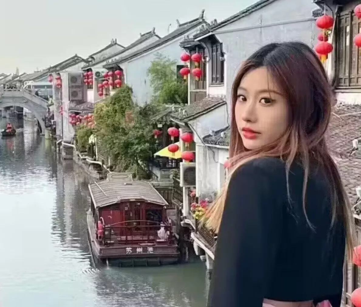 高端泄密流出❤️杭州美女叶菲面基帅哥网友穿着黑丝旗袍激情做爱被草到胡言乱语[340MB]-集乐社