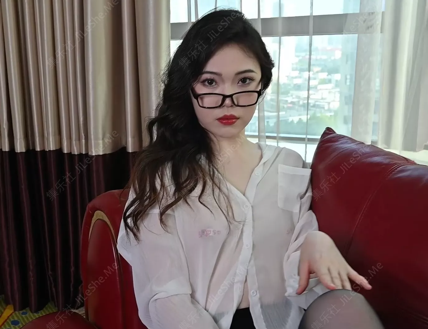 高人气PANS极品反差小姐姐【凡凡】私拍现场，各种情趣制服露奶露逼，摄影师对话是亮点-集乐社